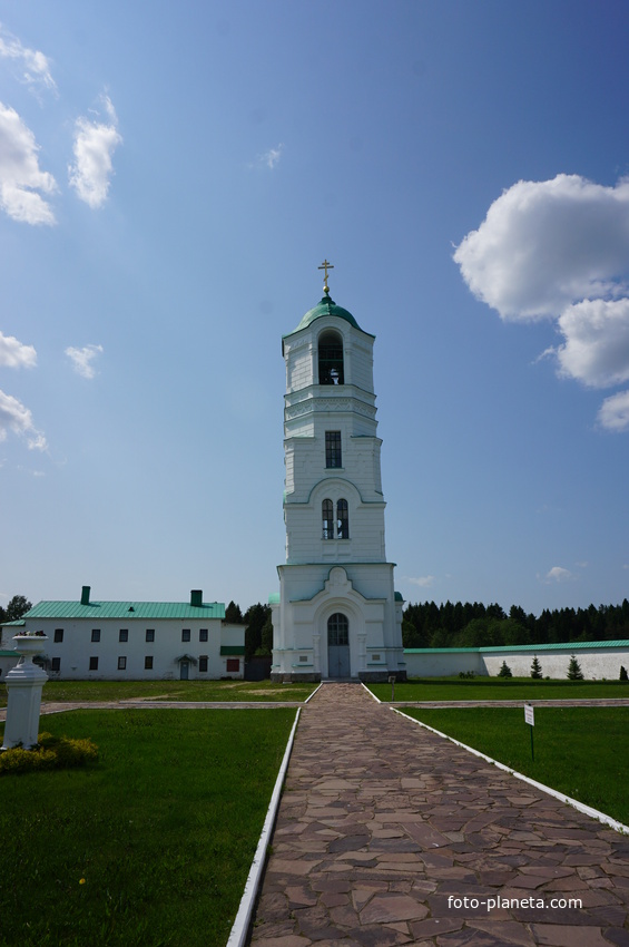 Колокольня мужского монастыря Александра Свирского.