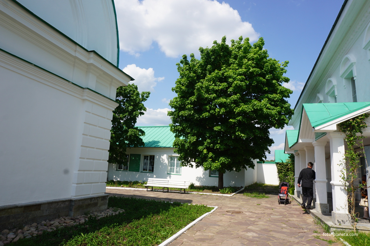 Территория мужского монастыря Александра Свирского