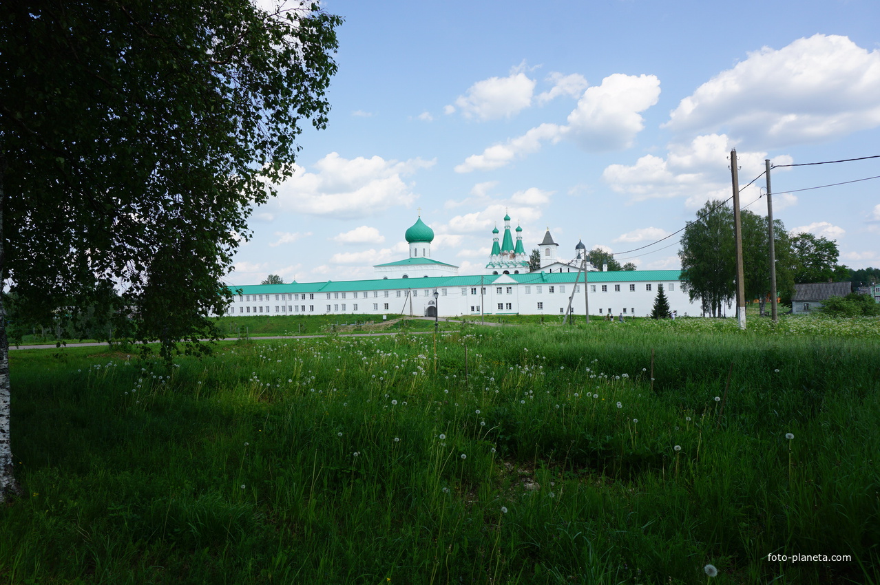 Территория мужского монастыря Александра Свирского