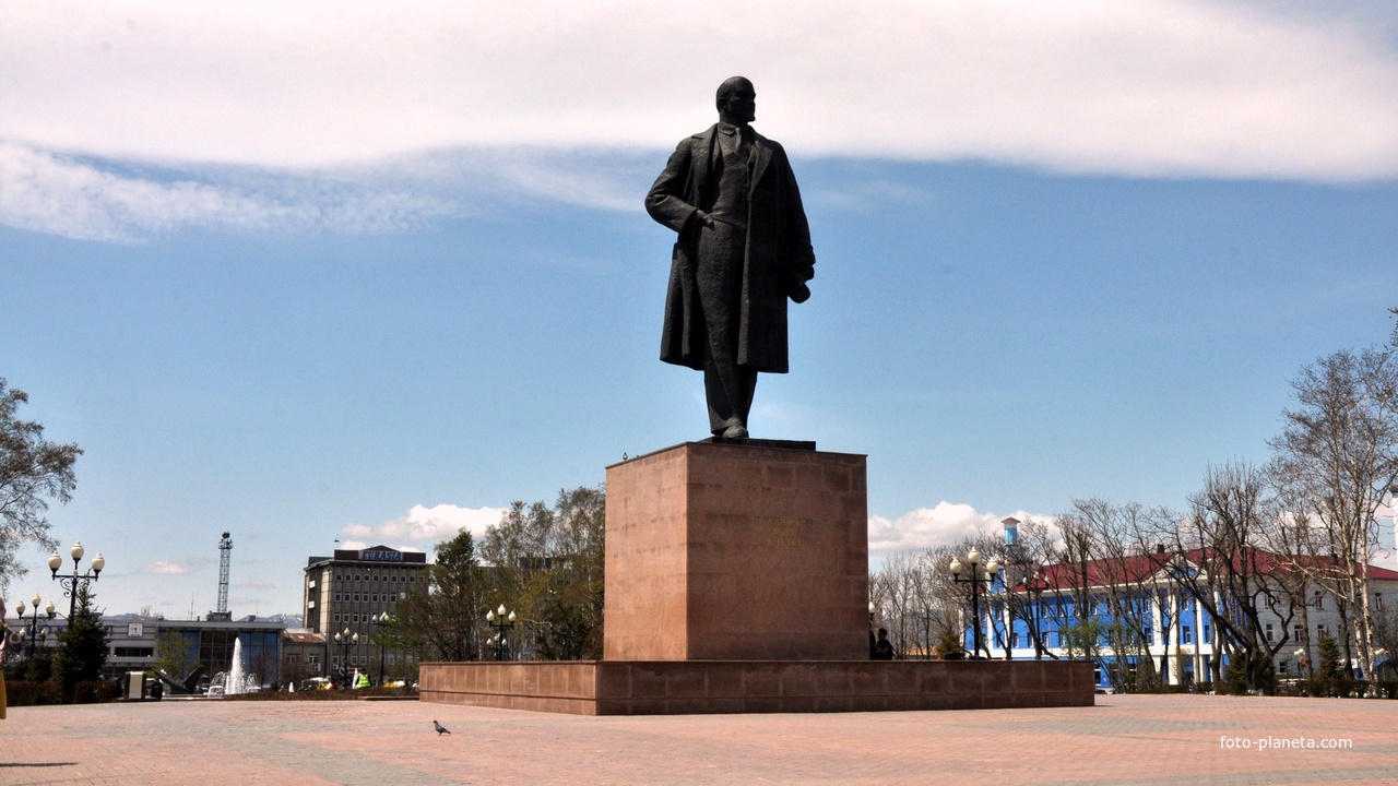 памятник Ленину в парке