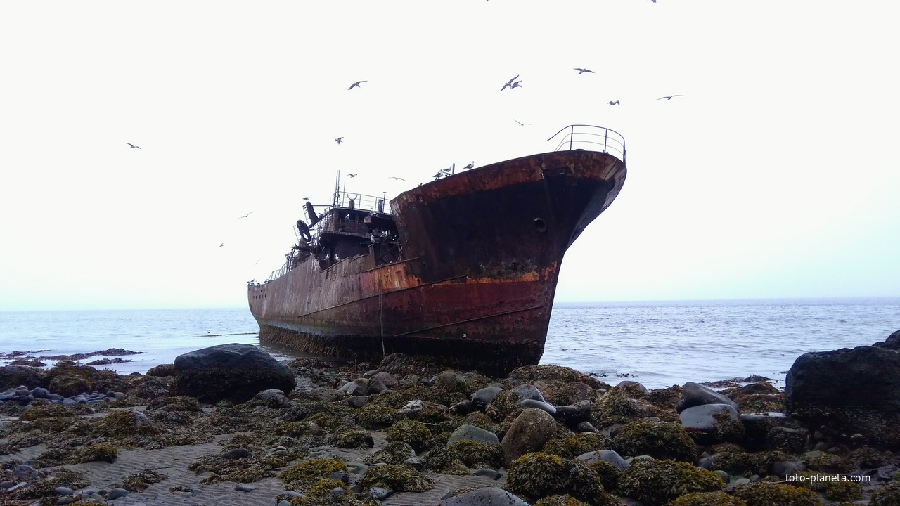 заброшенное судно в Северо-Курильске