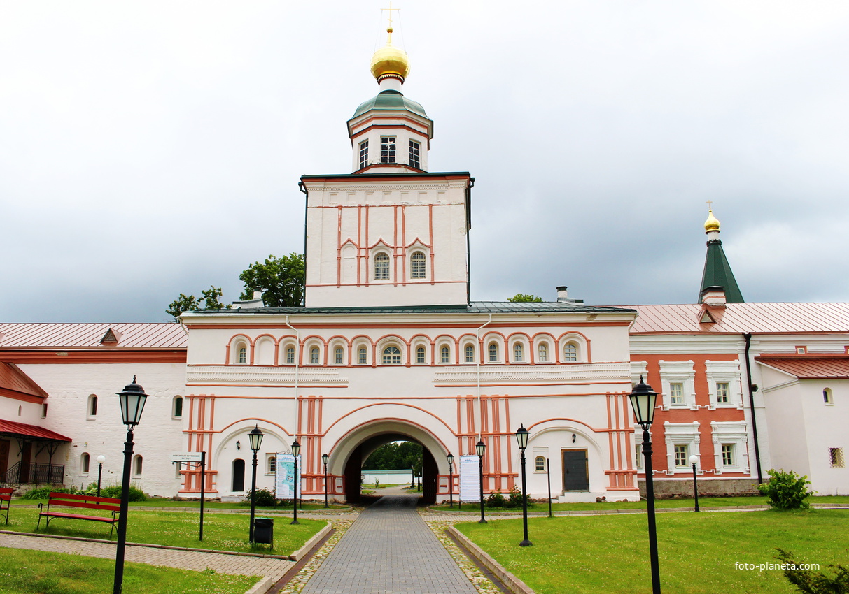 Иверский Святоозёрский Богородицкий мужской монастырь.