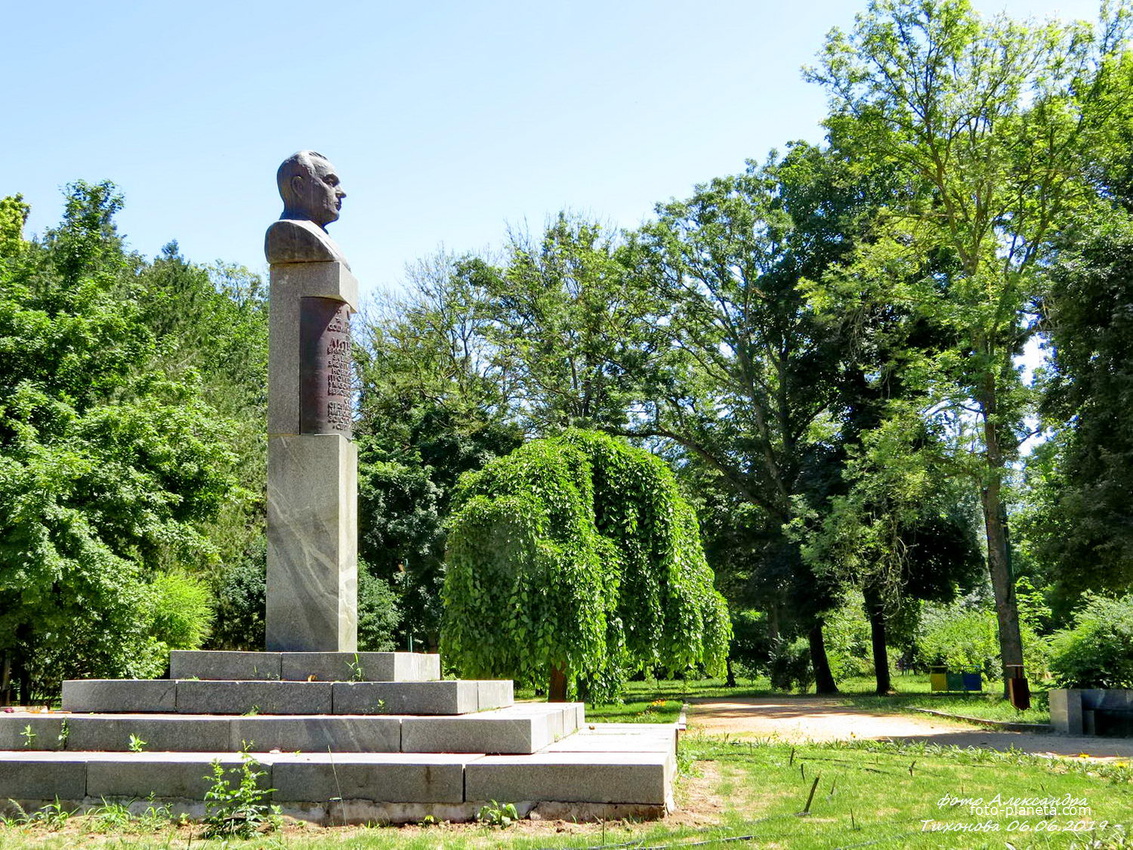 Памятник В. Я. Литвинову