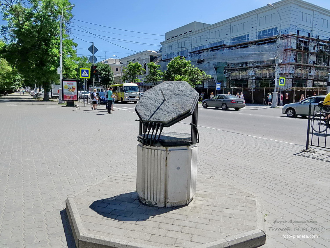 Солнечные часы  у входа в парк Горького