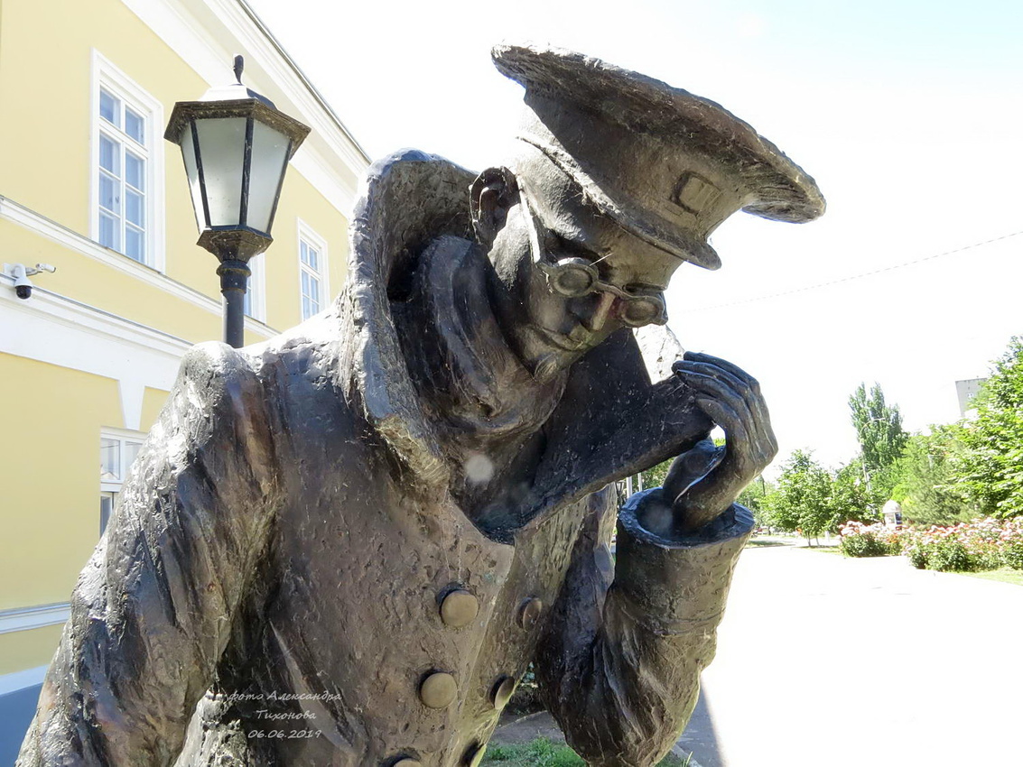 Музей А. П. Чехова в Таганрогской гимназии - Скульптура «Человек в футляре»