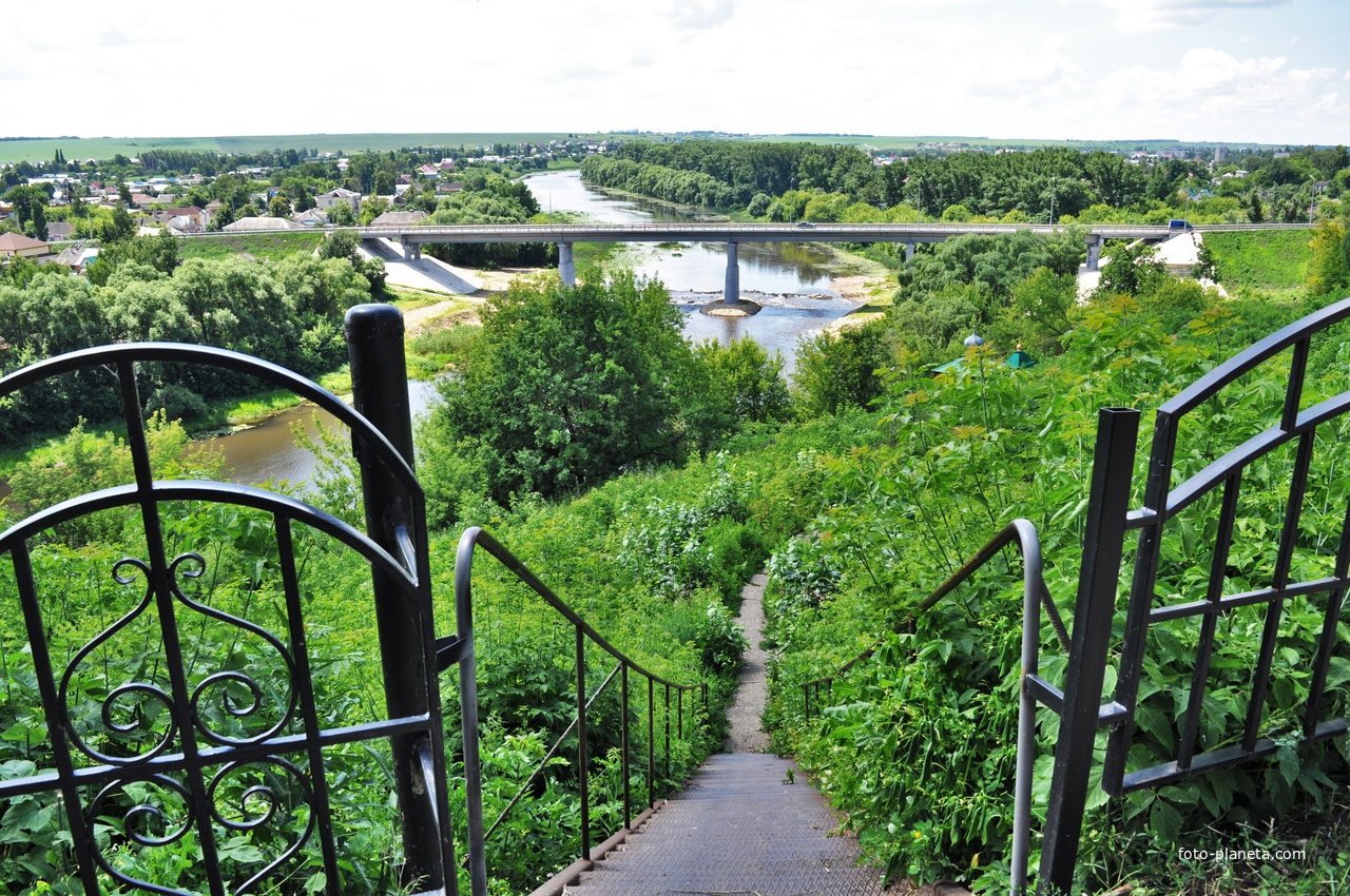 Вид из парка. Мост через реку Быстрая Сосна.