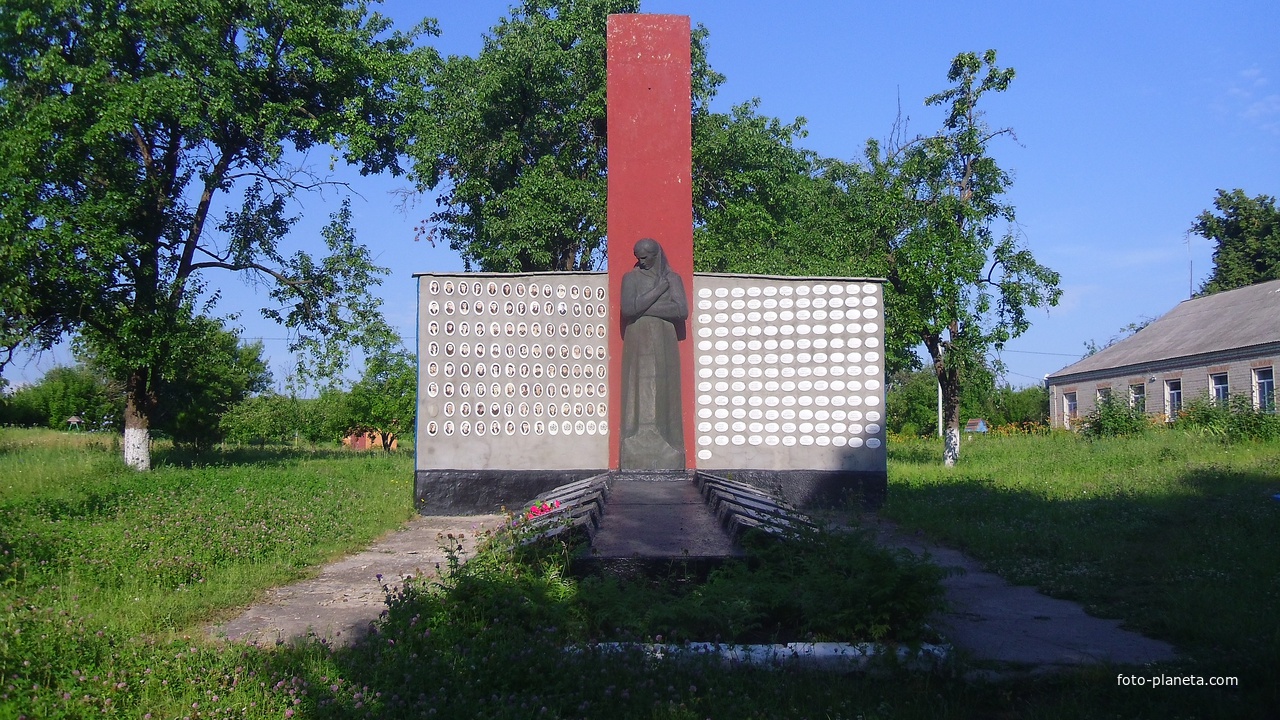 Пам&#039;ятник воїнам-землякам 1941-1945 рр.