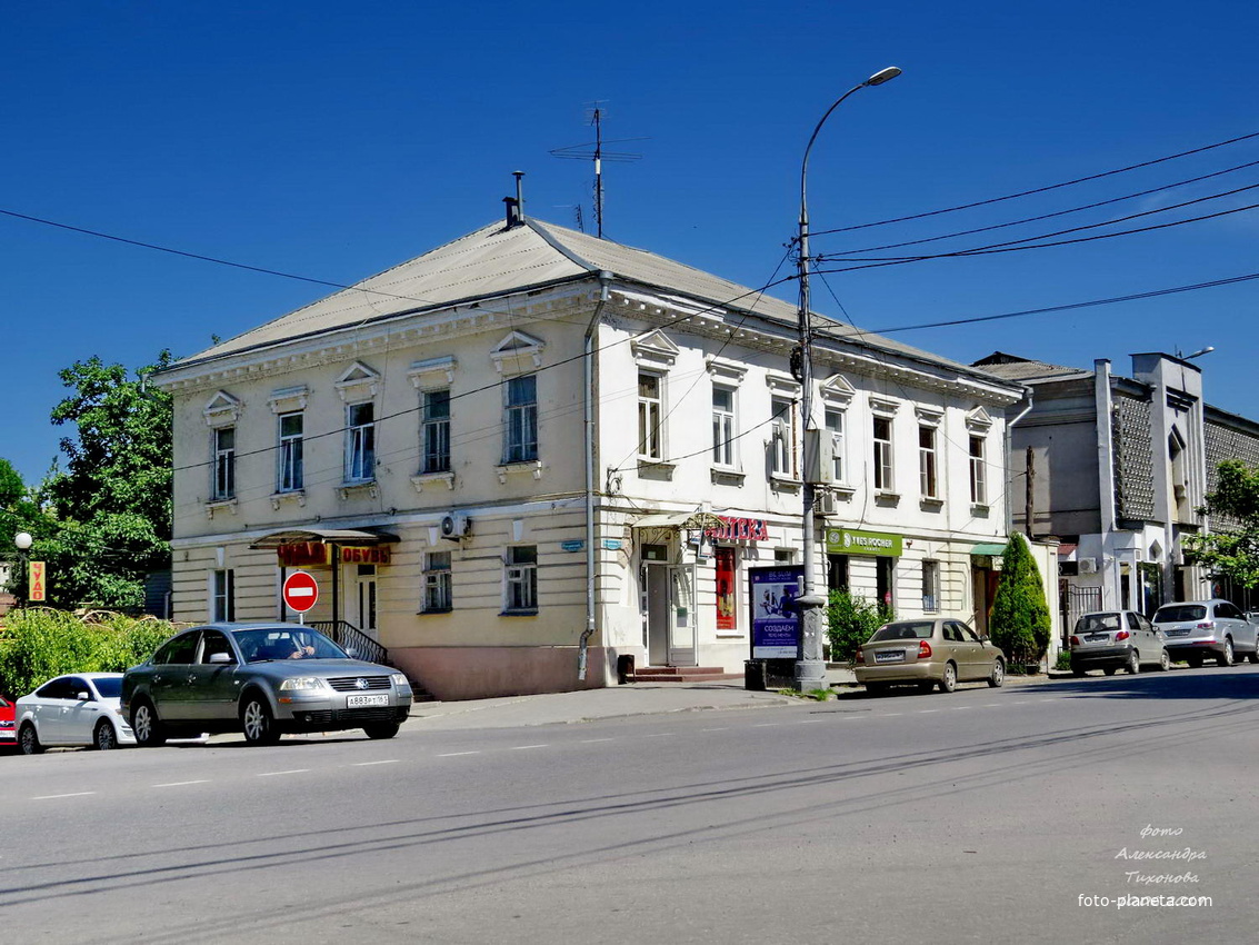 По улице Петровской