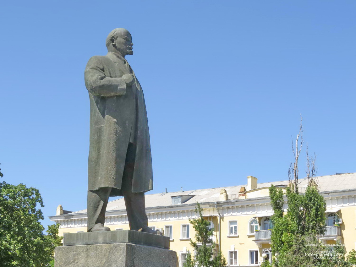 Памятник Ленину на Октябрьской площади