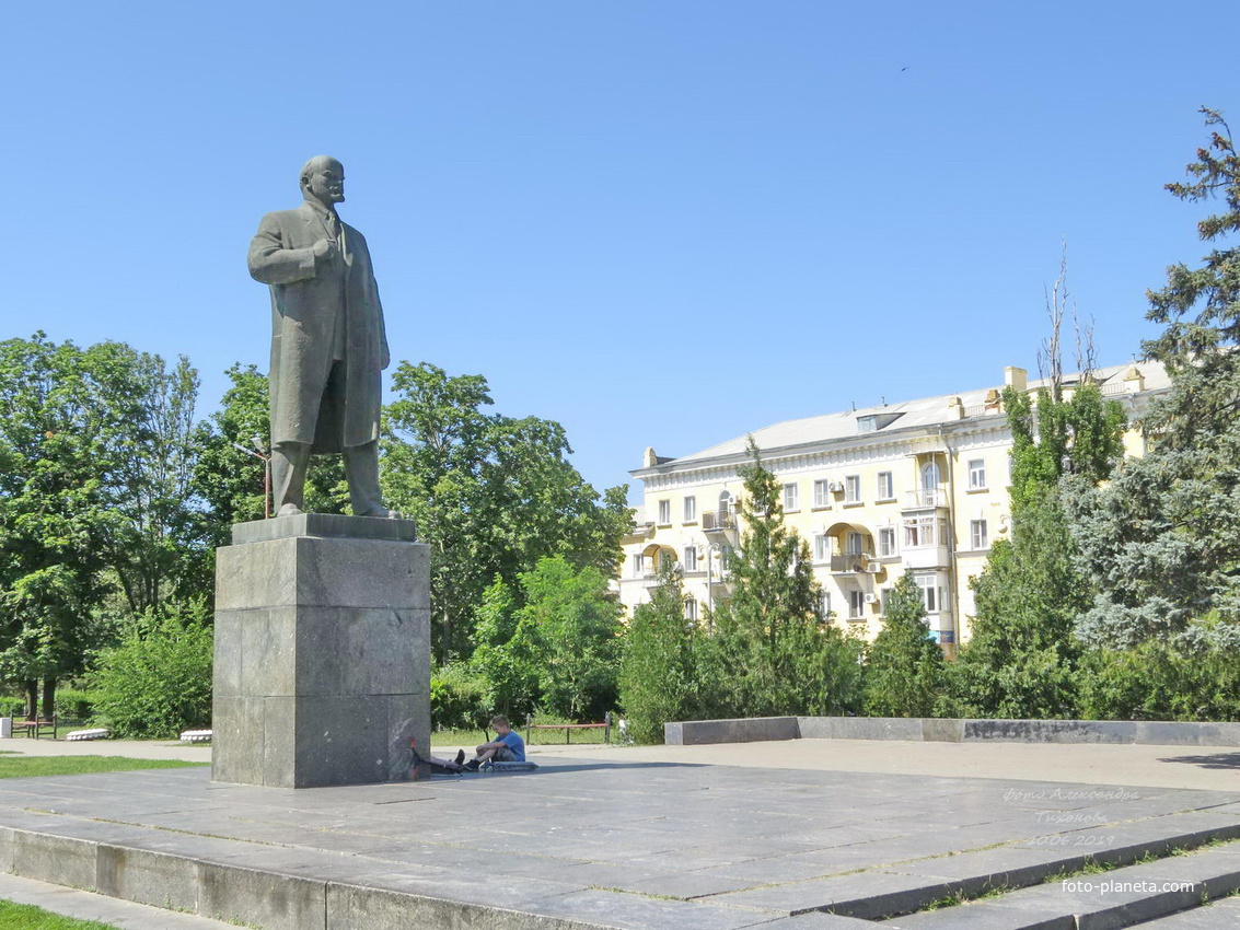 Памятник Ленину на Октябрьской площади