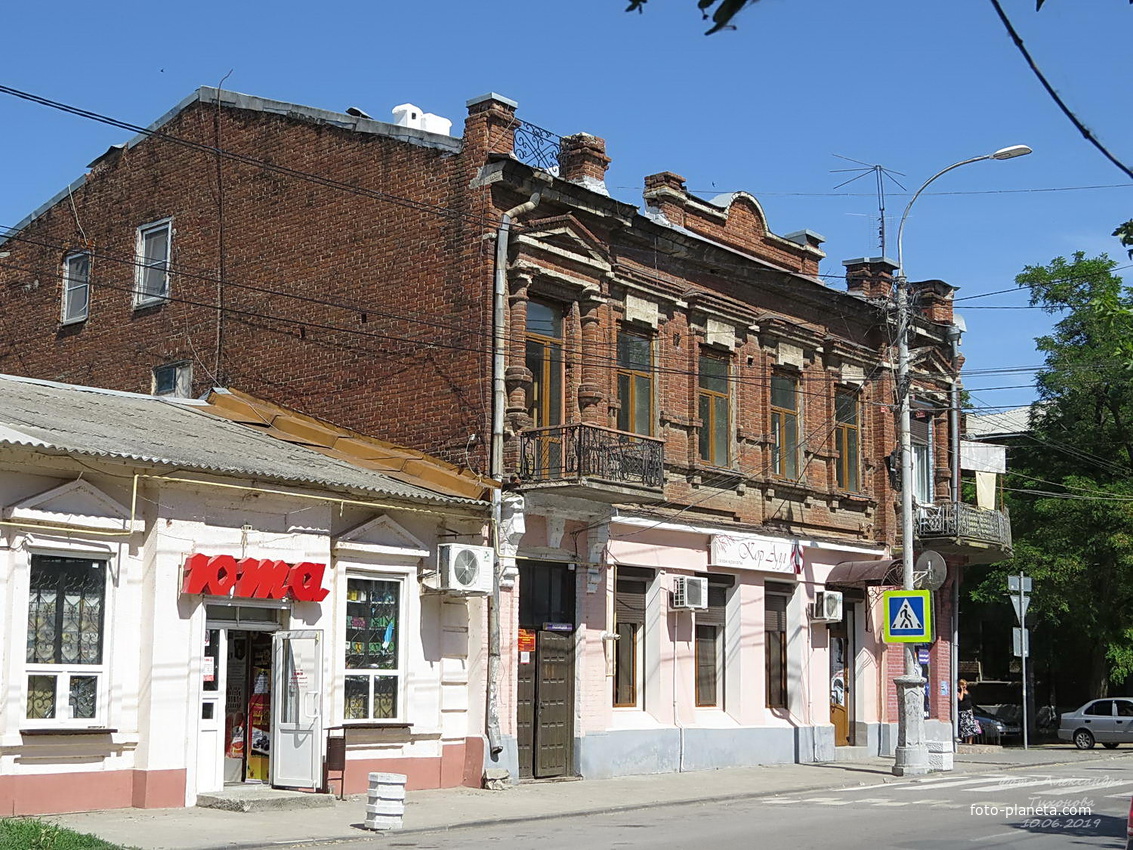 По улице Петровской