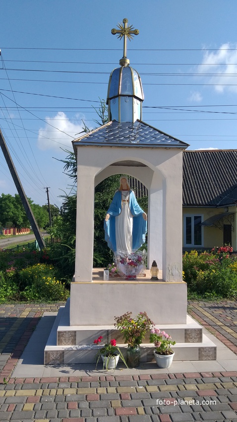 Статуя Діви Марії.