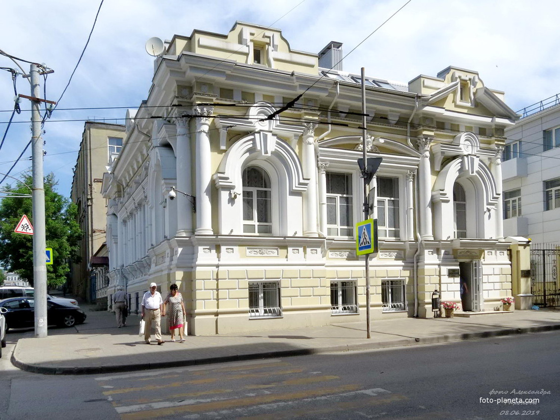 Площадь свободы 3 ростов на дону молодежный театр. Площадь свободы 12 ростов на дону. Площадь свободы 16 ростов на дону. Музей армянской дружбы ростов на дону. Площадь свободы ростов на дону.