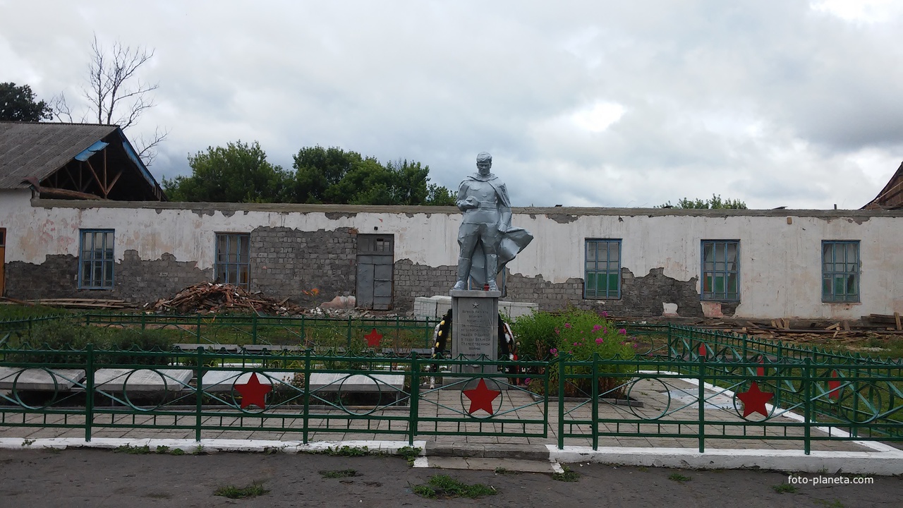 Братская могила советских воинов в селе Кутафино