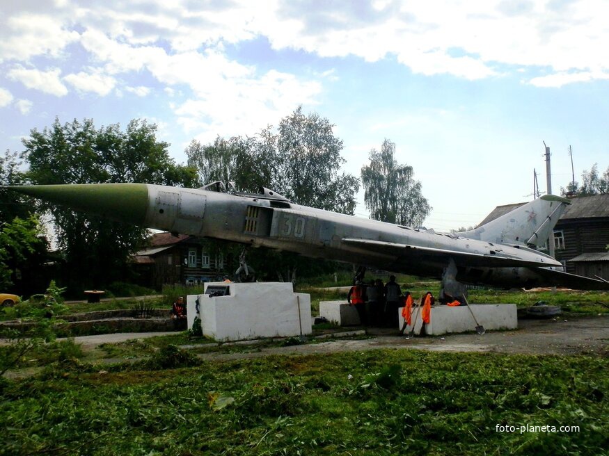 Памятник самолёту СУ-15
