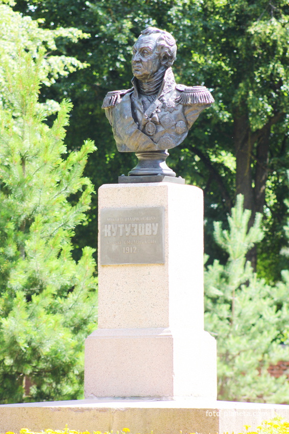 Памятник М.Кутузову.
