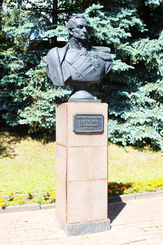 Аллея полководцев участников обороны Смоленска в 1812 г.