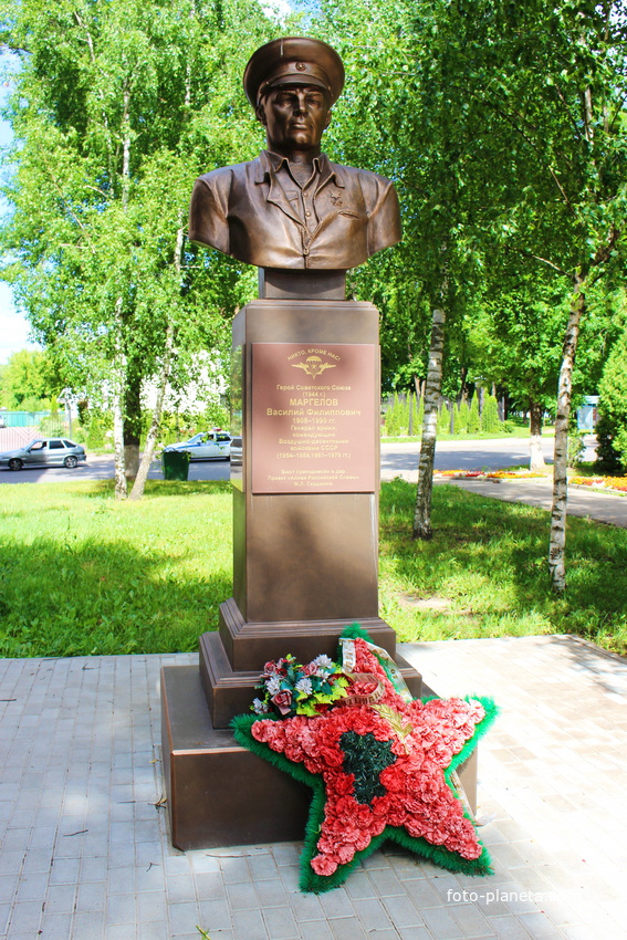 Памятник Василию Маргелову.