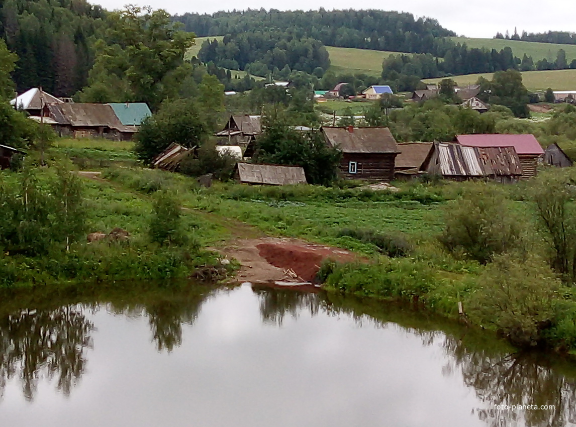 Панорама села, фото от кладбища, с другой стороны пруда. Плотина.