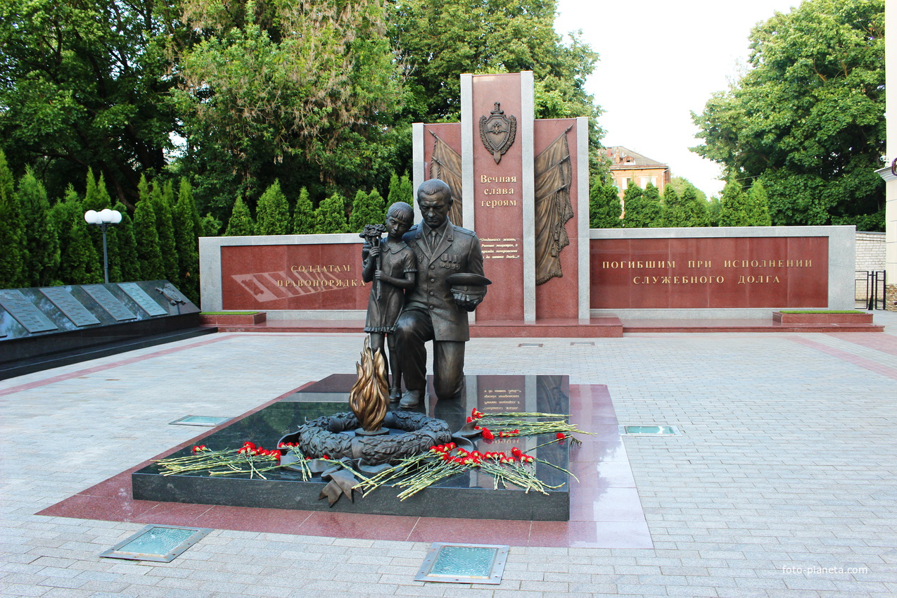Памятник погибшим полицейским.