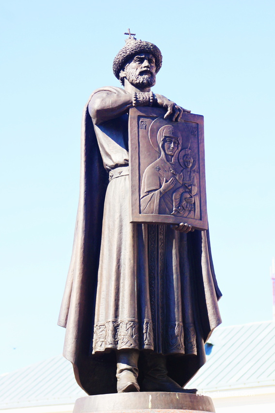 Памятник Владимиру Мономаху (2017) у стен Успенского собора.