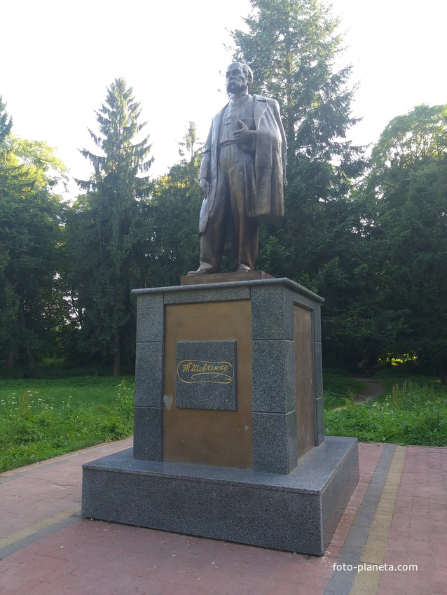 Пам&#039;ятник Шевченку в міському парку.