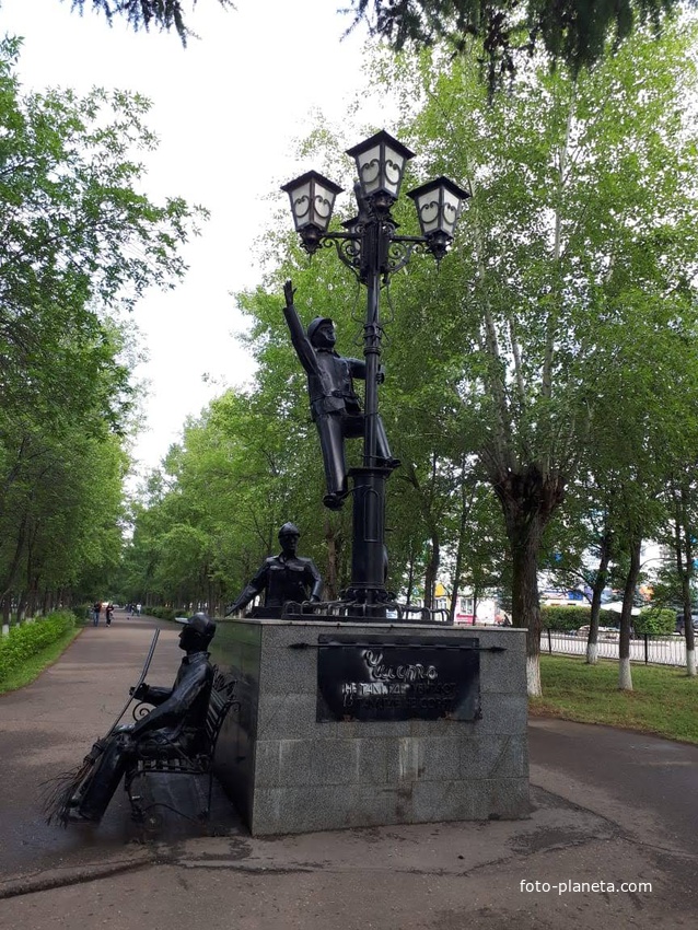 Памятник в сквере на улице Ленина
