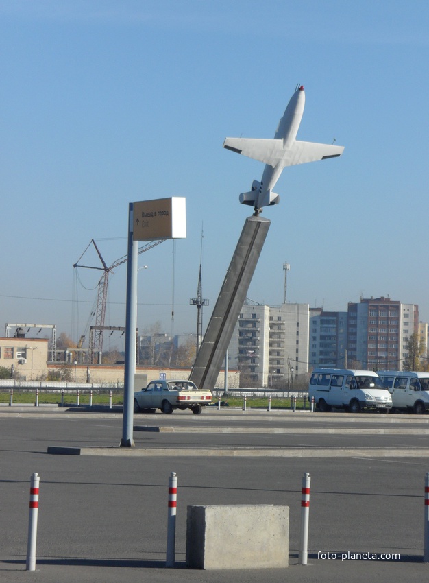 Памятник самолёту Би-1
