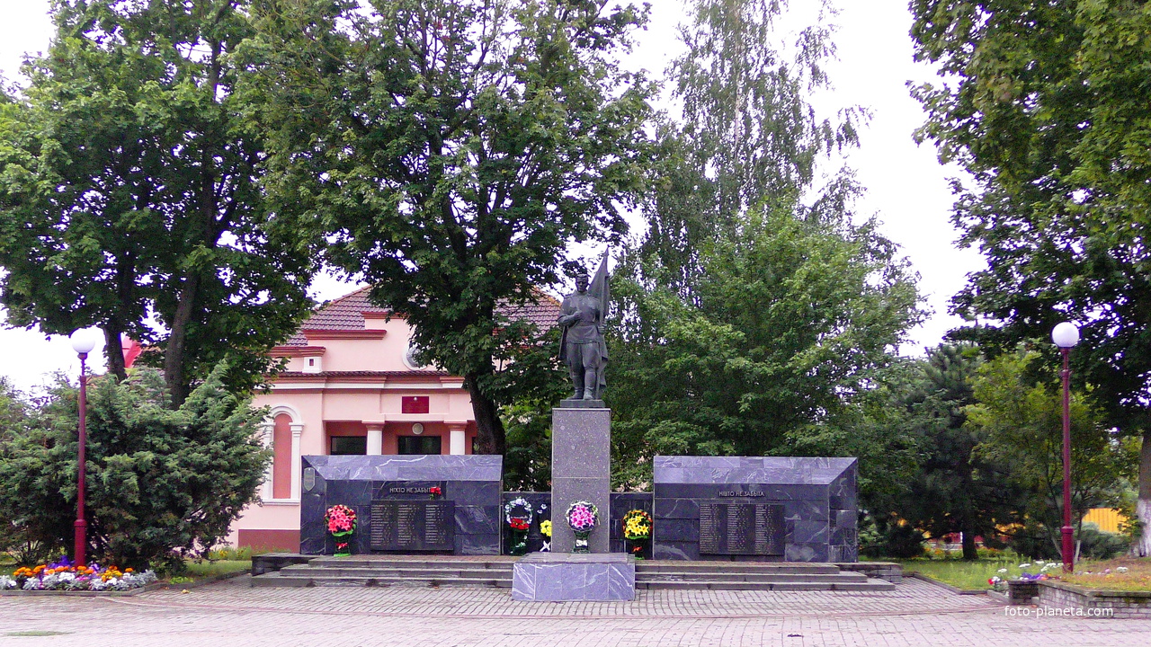 Памятник воинам-освободителям города.