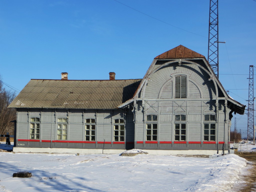 Перекрашенный вокзал станции Кушва