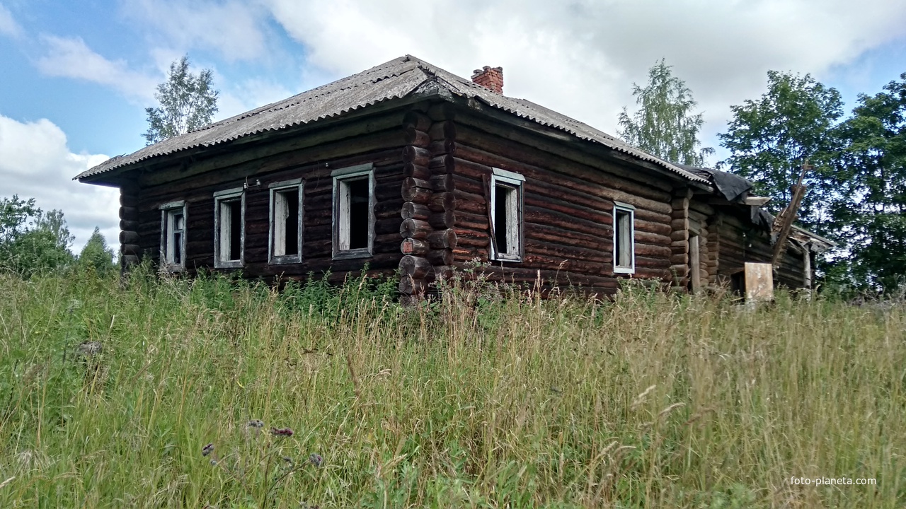 брошенный дом в д. Дыроватово