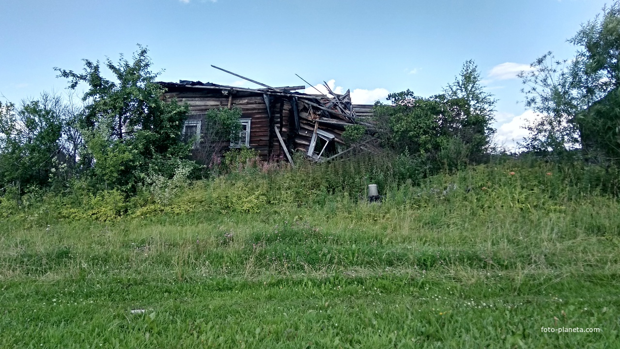 разрушенный дом в д. Становое
