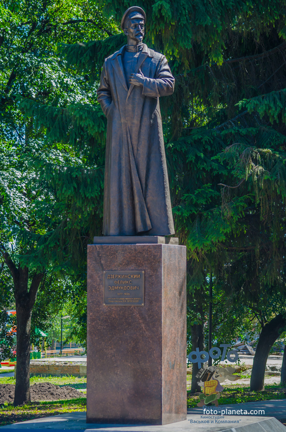Памятник Феликсу Дзержинскому в парке имени Феликса Эдмундовича Дзержинского