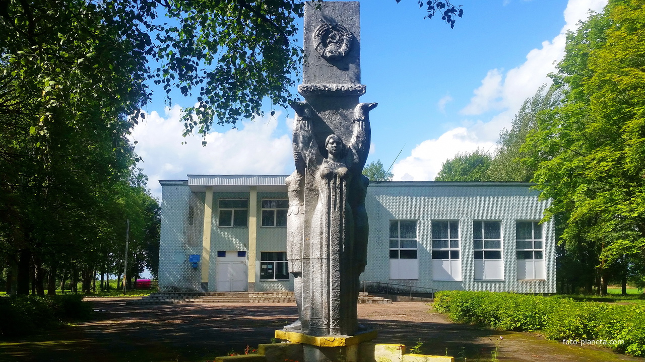 Жорновка. Монумент Родины перед Домом культуры.