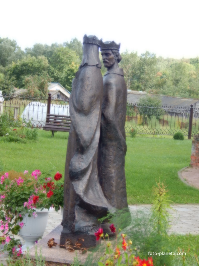 Памятник петру и Февронье (вид сбоку)