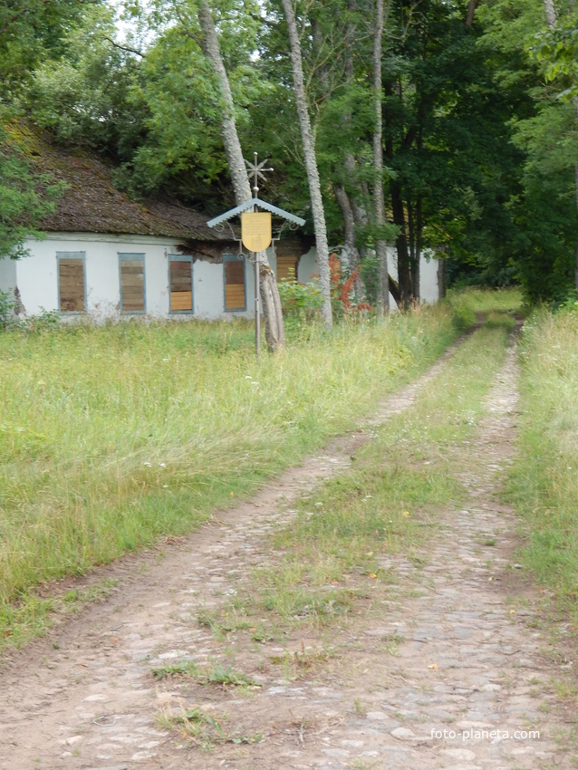 У дороги к усадьбе Лопатинских установлен мемориальный знак