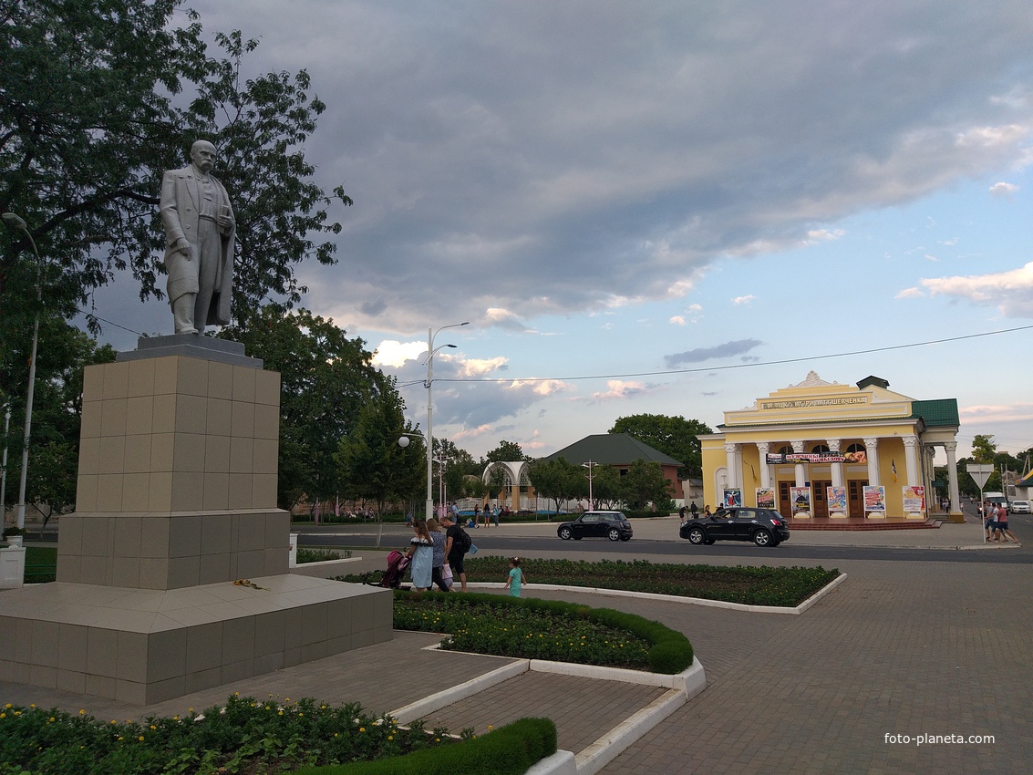 Пам&#039;ятник Шевченку та площа.
