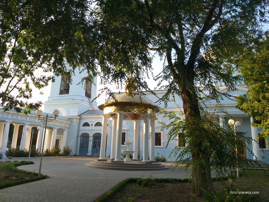 Альтанка біля Свято-Покровського собору.