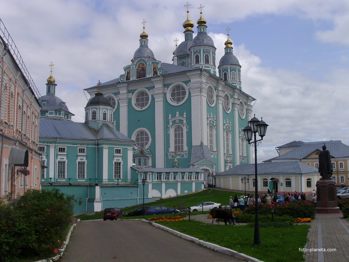 Кафедральный Успенский Собор с памятником Владимиру Мономаху