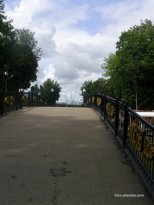 Чугунный мост в Лопатинском саду. Вдали - обелиск Софийскому полку
