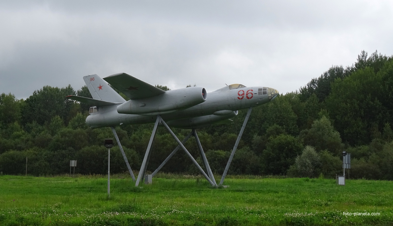 Памятник-самолёт ИЛ-28