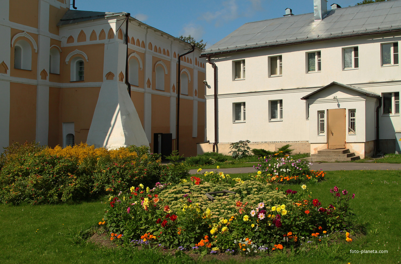 Варлаамо-Хутынский Спасо-Преображенский женский монастырь. Территория.