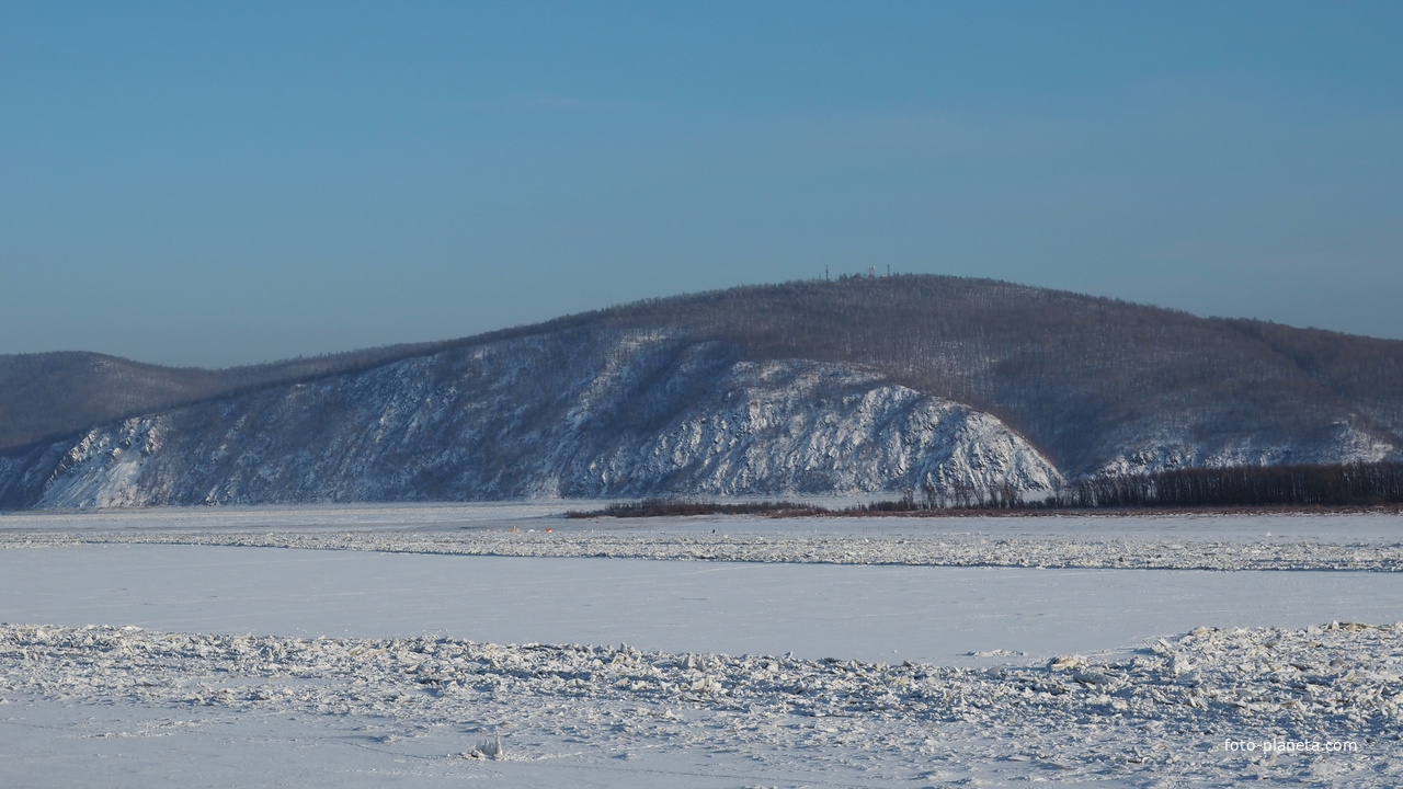 Вид на зимний Амур с набережной