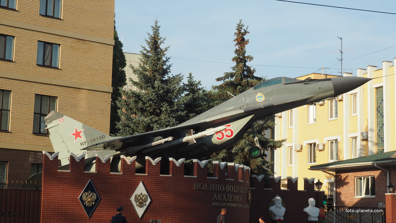 Самолет МиГ-29 на постаменте у проходной  военно-воздушной академии им. Жуковского