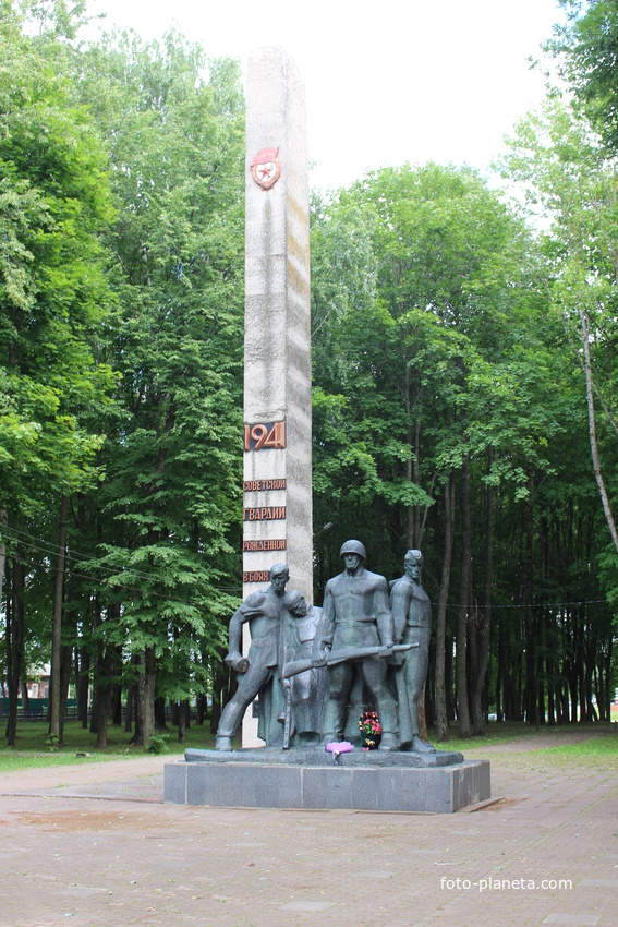 Памятник первым советским гвардейцам.