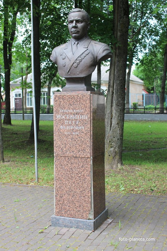 Аллея Героев в Сквере боевой славы.