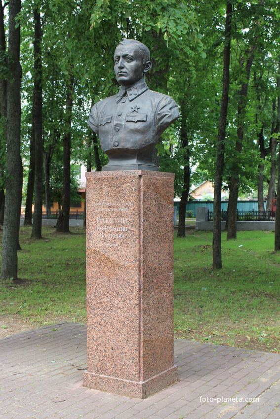 Аллея Героев в Сквере боевой славы.