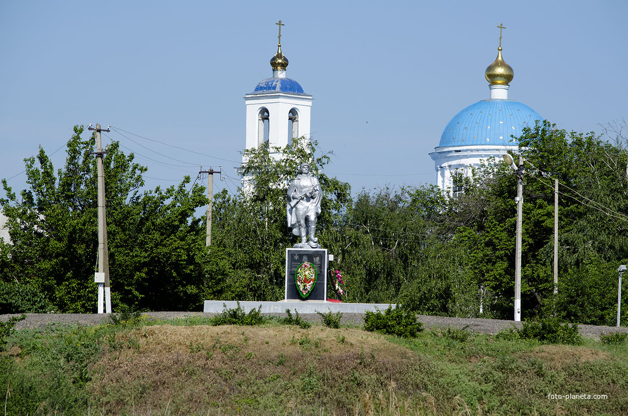 Мемориал за церковью, около реки Северский Донец