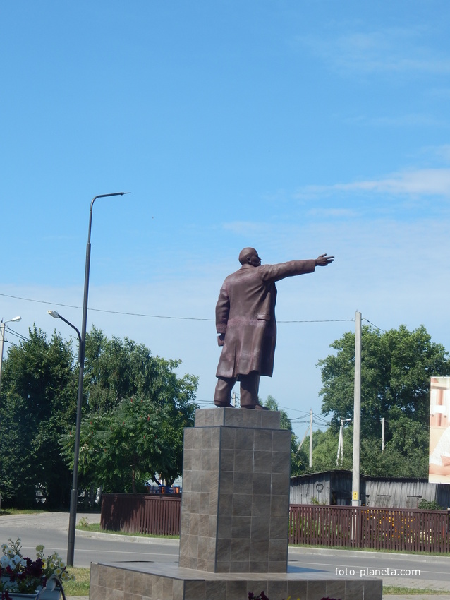 Памятник Ленину (рука направлена в сторону Замковой горы)