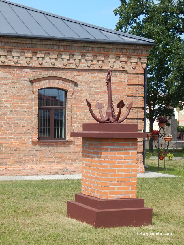 Якорь, установленный в память о судостроителях и работниках речного флота Давид-Городка